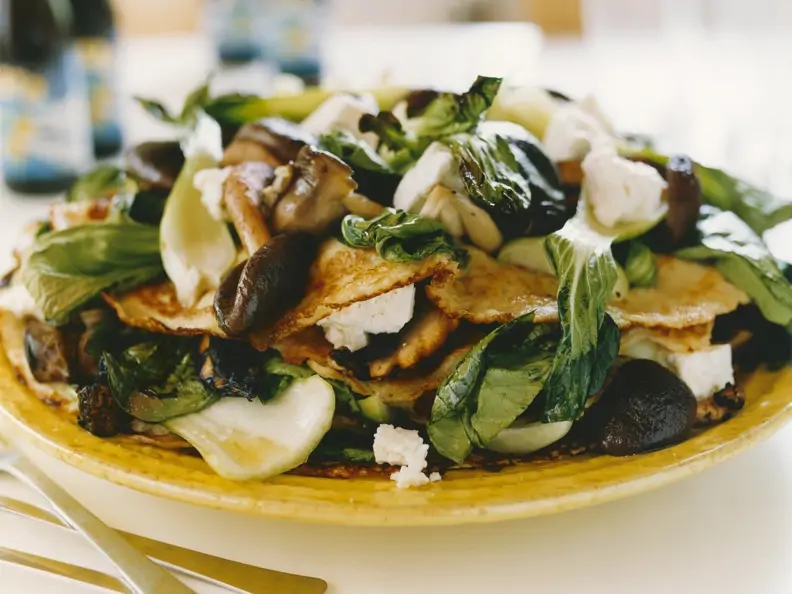 Pfannkuchentorte mit Ziegenkäse, Pilzen und Pak Choy