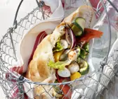 Gefülltes Fladenbrot mit Grillgemüse und Mozzarella
