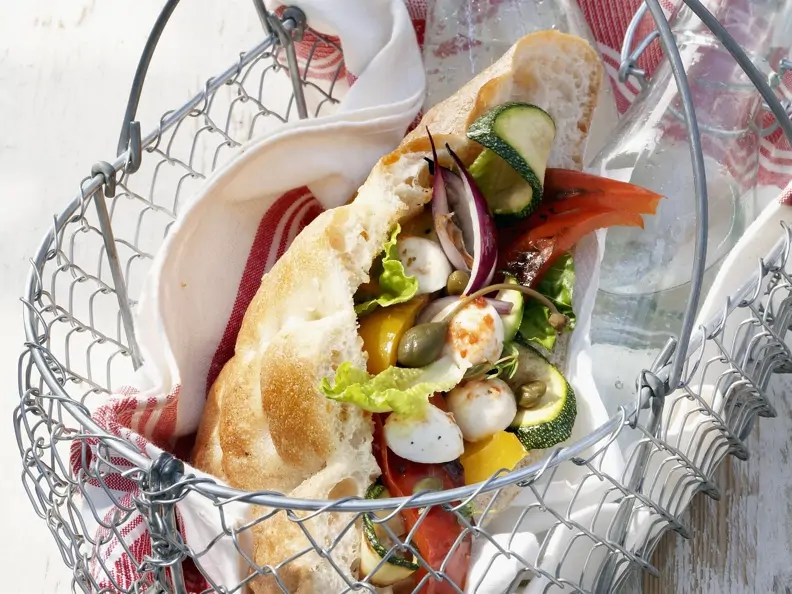 Gefülltes Fladenbrot mit Grillgemüse und Mozzarella