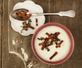 Cremige Sellerie-Apfel-Suppe mit Speck