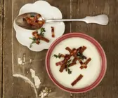 Cremige Sellerie-Apfel-Suppe mit Speck