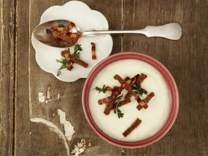 Cremige Sellerie-Apfel-Suppe mit Speck