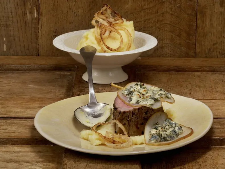 Überbackenes Kalbsfilet mit Birnen-Kartoffel-Püree