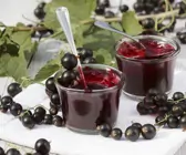 Schwarze Johannisbeerkonfitüre in Gläsern