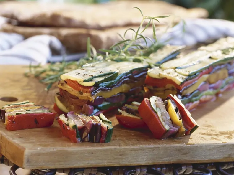 Gegrilltes Schichtgemüse