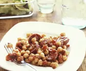 Deftige Kichererbsen mit scharfer Wurst