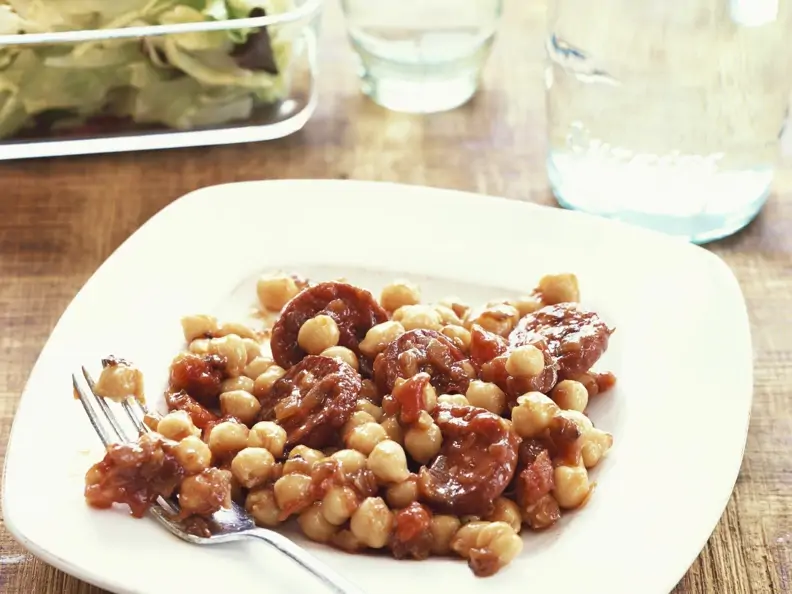 Deftige Kichererbsen mit scharfer Wurst