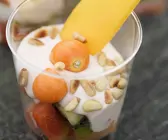 Exotischer Obstsalat mit Limettenjoghurt