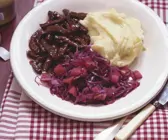 Ragout vom Rind mit Apfelrotkohl und Püree