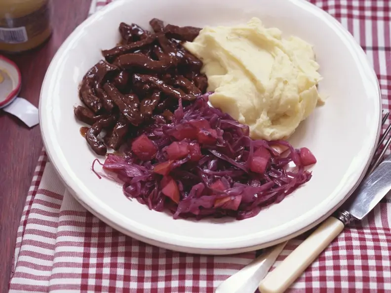 Ragout vom Rind mit Apfelrotkohl und Püree