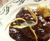Lamm-Ossobucco mit Holunderbeerensoße und Knödel