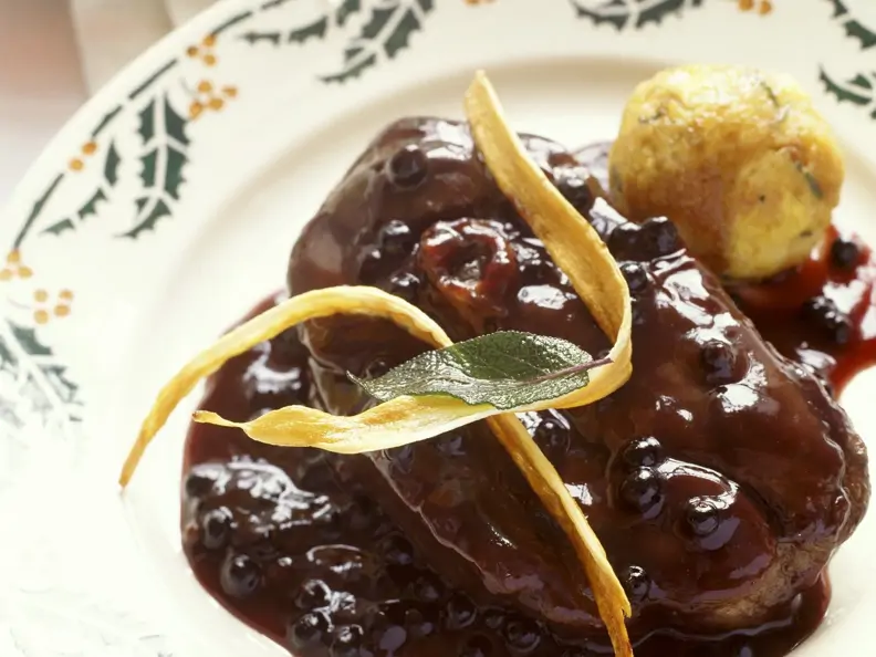 Lamm-Ossobucco mit Holunderbeerensoße und Knödel