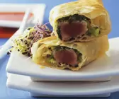Thunfisch in Frühlingsrollenteig mit Sesam