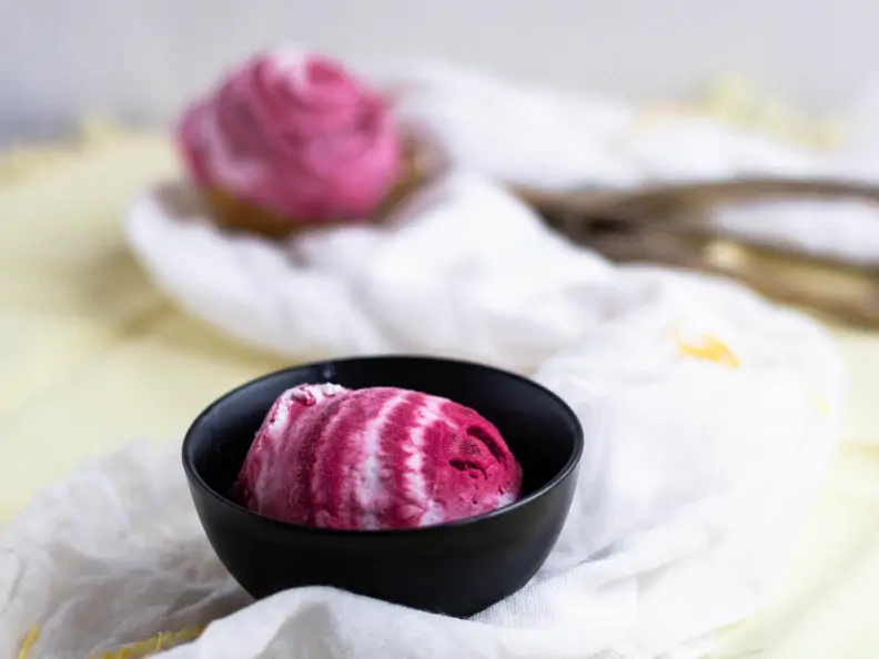Amarenakirsch-Eis