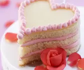 Erdbeer-Herzkuchen mit Rose
