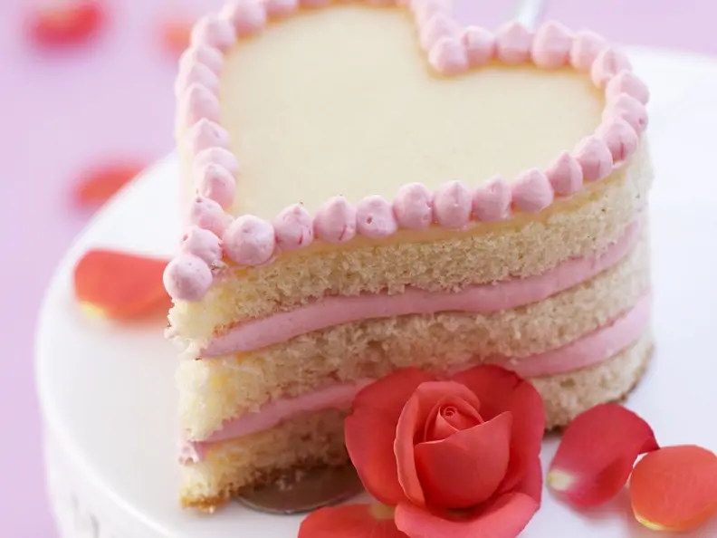 Erdbeer-Herzkuchen mit Rose