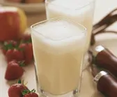 Smoothie mit Ei, Weizenkeimen und Honig