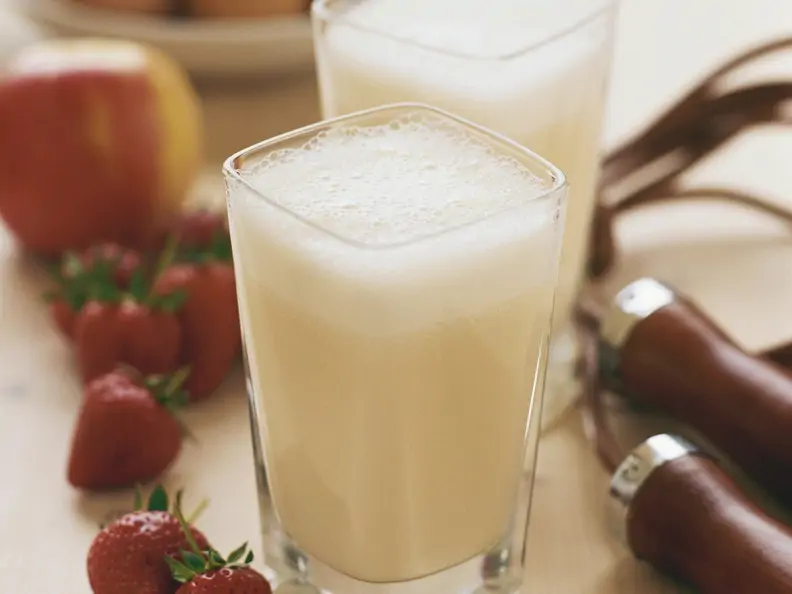 Smoothie mit Ei, Weizenkeimen und Honig