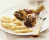 Hähnchenschlegel mit Füllung dazu Pommes frites