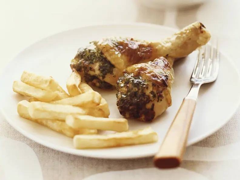 Hähnchenschlegel mit Füllung dazu Pommes frites