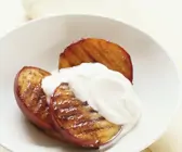 Gegrillte Mango mit Joghurt-Vanille-Sauce