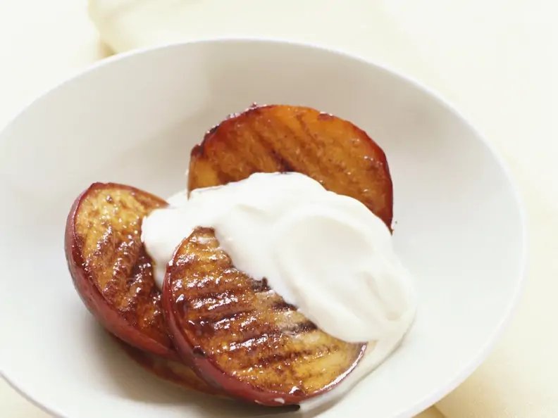 Gegrillte Mango mit Joghurt-Vanille-Sauce