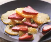 Carpaccio aus Erdbeeren und Orangen