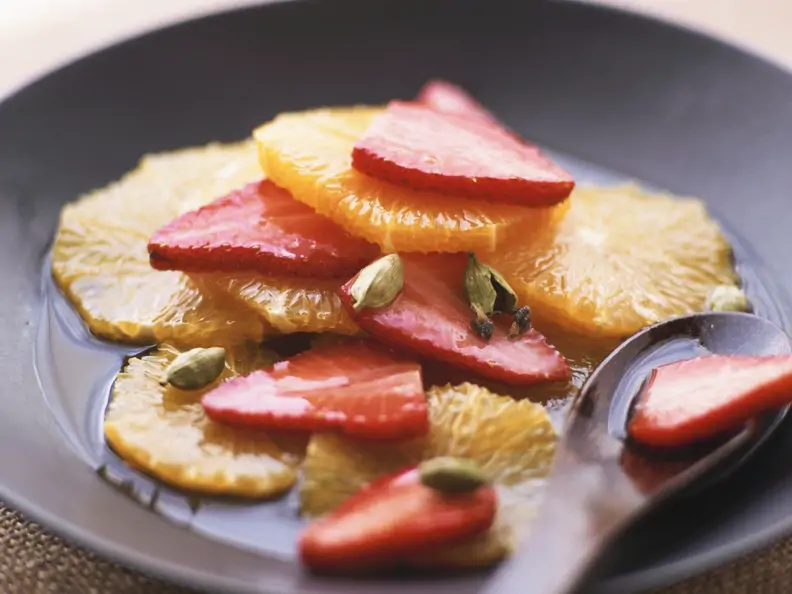 Carpaccio aus Erdbeeren und Orangen