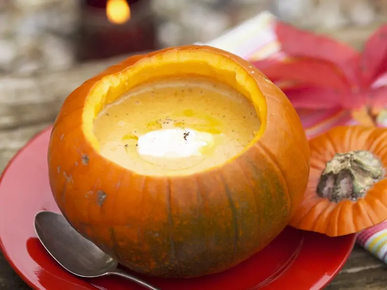 Kürbissuppe im Golden Nugget-Kürbis