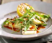 Marinierter Grillkäse (Halloumi) mit Rucola