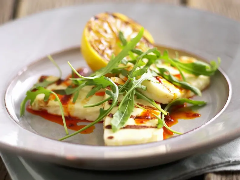 Marinierter Grillkäse (Halloumi) mit Rucola