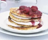 Pancakes mit Himbeersoße