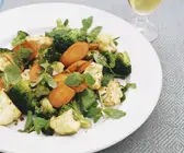 Brokkolisalat mit Blumenkohl und Möhren