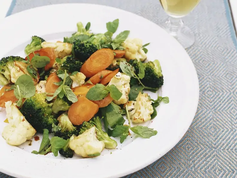 Brokkolisalat mit Blumenkohl und Möhren