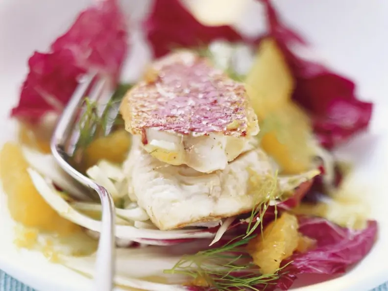 Rotbarbenfilet auf Radicchiosalat mit Fenchel