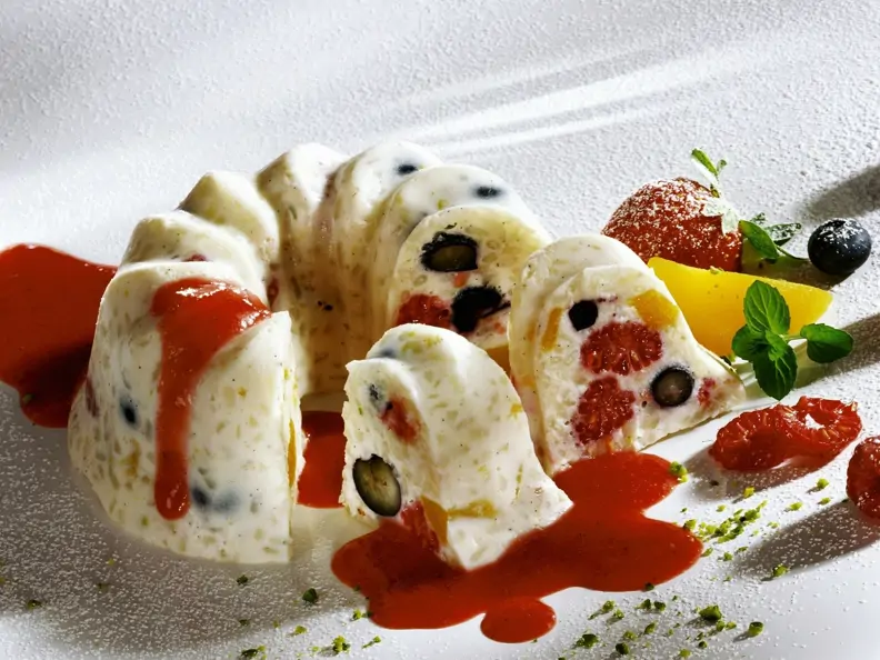 Kleiner Milchreiskuchen mit Erdbeersoße