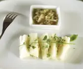 Roher Fisch in Limetten und Zwiebeln mariniert