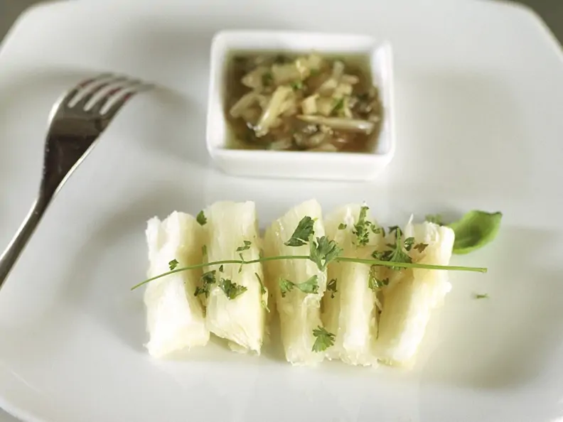 Roher Fisch in Limetten und Zwiebeln mariniert