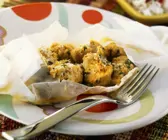 Gebackene Hähnchenfiletwürfel mit Curry und Kokos im Backpapier
