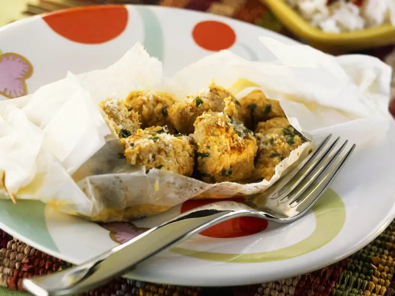 Gebackene Hähnchenfiletwürfel mit Curry und Kokos im Backpapier