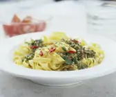 Pasta mit Pesto aus Petersilie und Chili