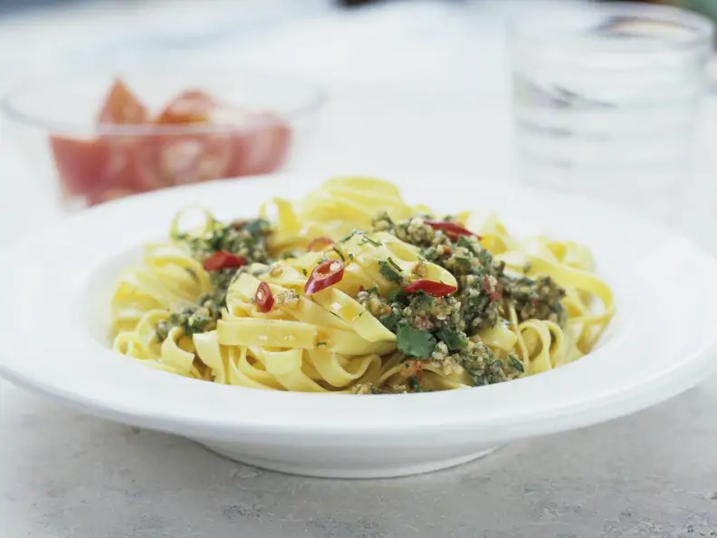 Pasta mit Pesto aus Petersilie und Chili