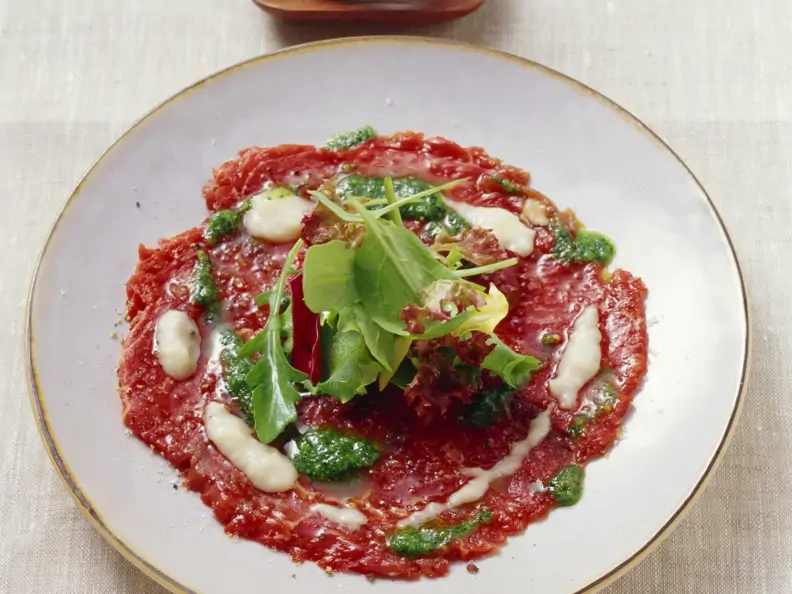 Carpaccio vom Rind mit Bohnencreme und Pesto