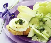 Crostini mit gebackenem Ziegenkäse, Salat und Pistazienpesto