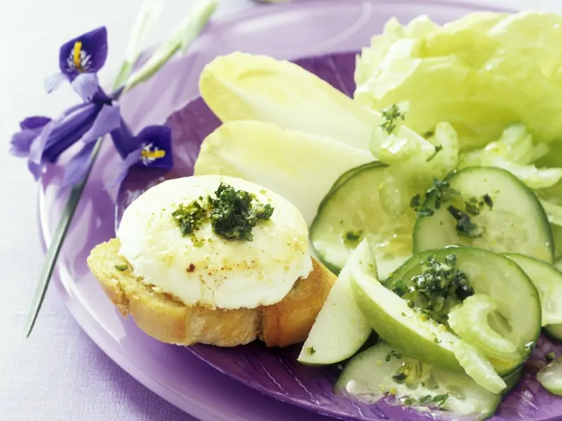 Crostini mit gebackenem Ziegenkäse, Salat und Pistazienpesto