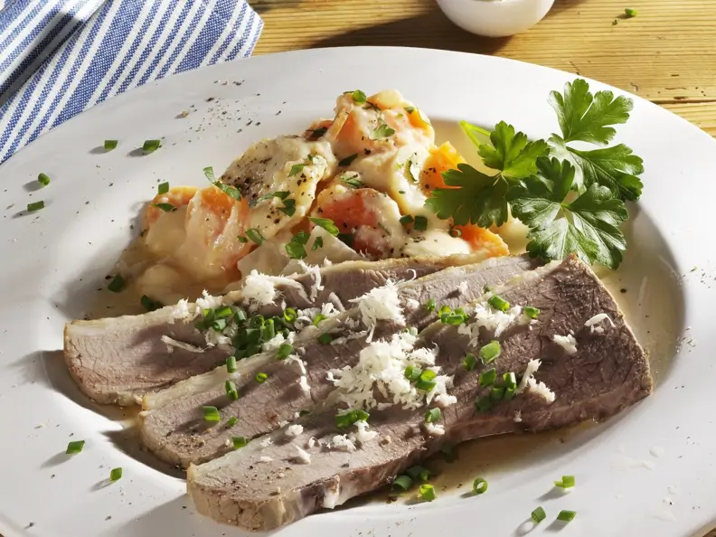 Tellerfleisch mit sauren Kartoffeln und Gemüse