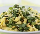 Bandnudeln mit Erbsen, Saubohnen und Parmesan