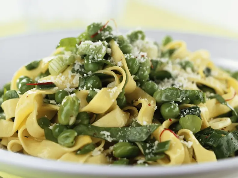 Bandnudeln mit Erbsen, Saubohnen und Parmesan