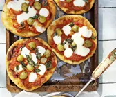 Kleine Pizzen mit Oliven