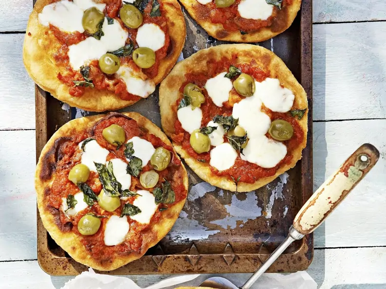 Kleine Pizzen mit Oliven